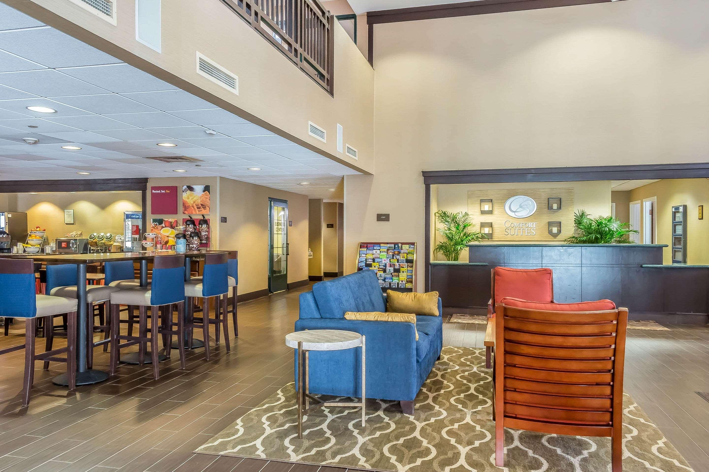 Comfort Suites Near Casinos Norwich Exterior foto
